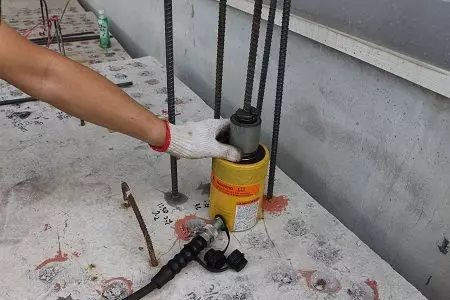 نحوه تزریق رزین اپوکسی در سوراخ بتن و قرار دادن میلگرد برای ایجاد اتصال مقاوم